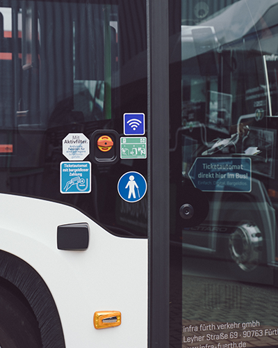 Aufkleber Ticketautomat am Bus vorderer Einstieg