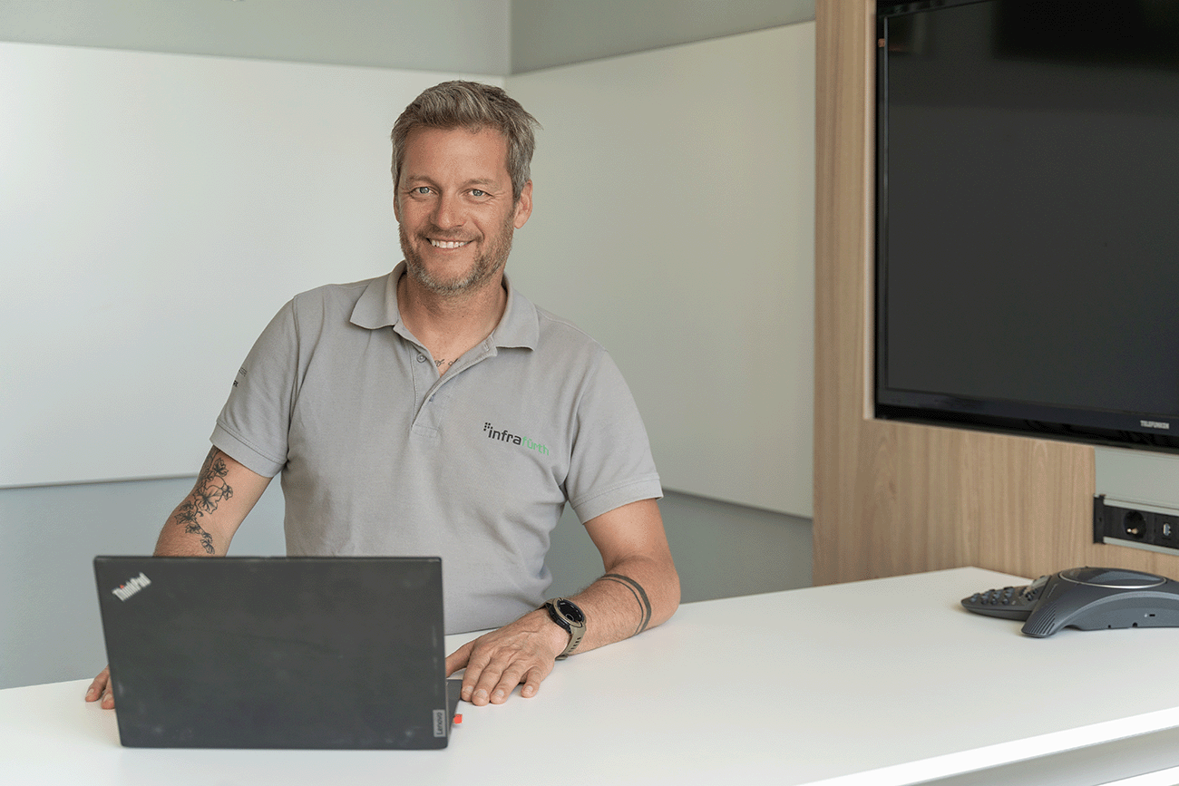 Bild von Marcus Winter, Leiter Erzeugung bei der infra, im Gespräch zur Wärmewende in Fürth